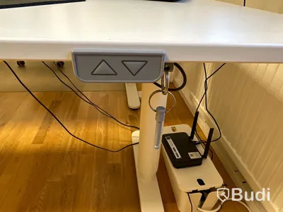 Elektriskt höj och sänkbart skrivbord