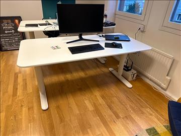 Elektriskt höj och sänkbart skrivbord