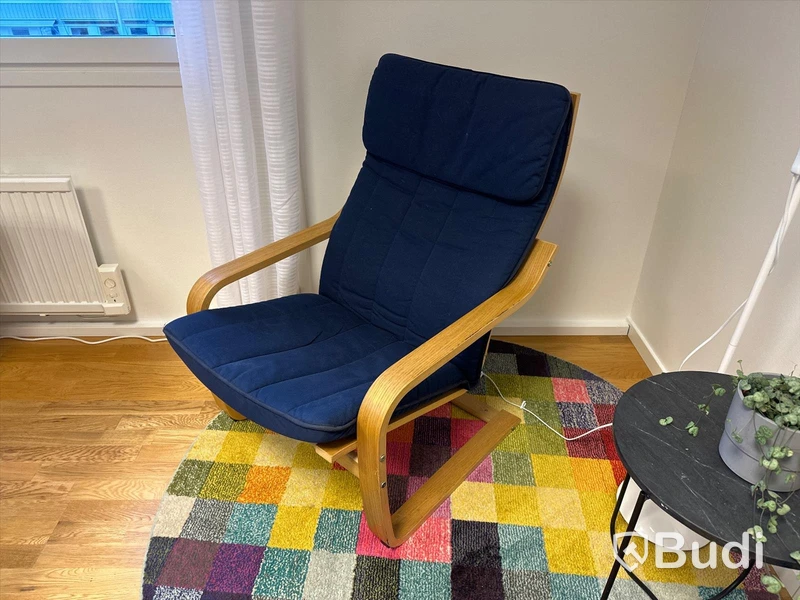 Fåtölj, matta, litet bord samt golvlampa