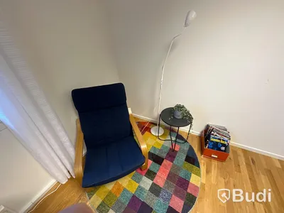 Fåtölj, matta, litet bord samt golvlampa