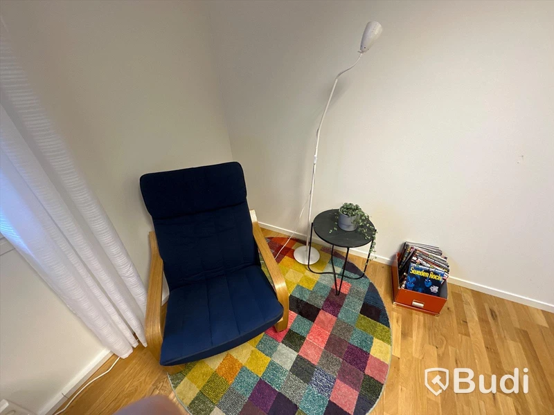 Fåtölj, matta, litet bord samt golvlampa
