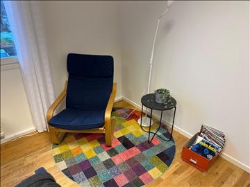 Fåtölj, matta, litet bord samt golvlampa