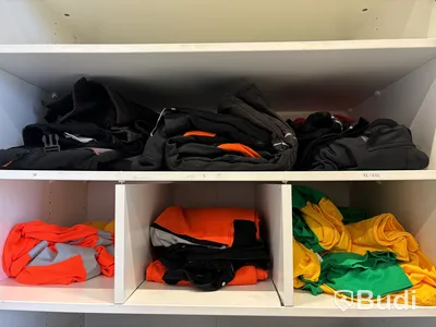 5 st skåp med innehåll