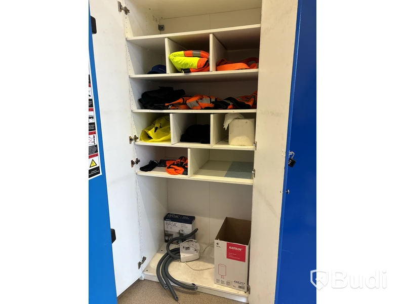 5 st skåp med innehåll