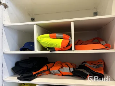 5 st skåp med innehåll