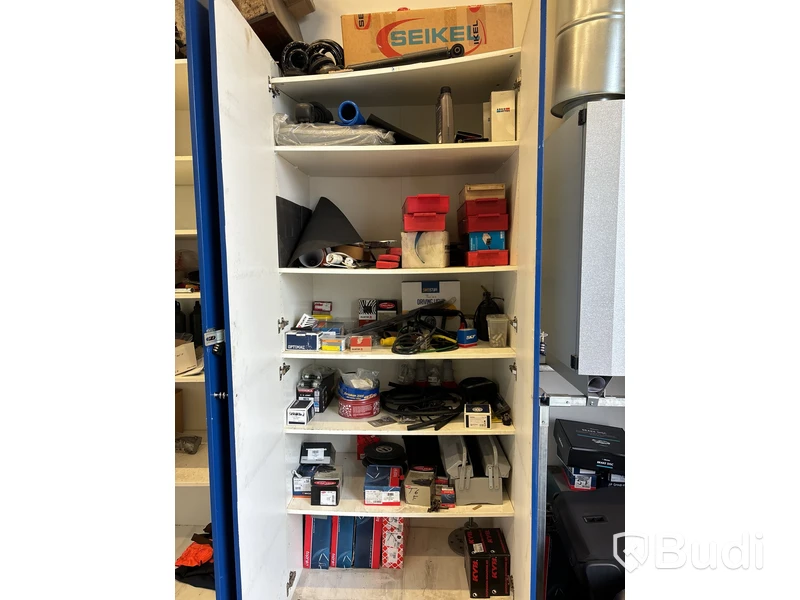 5 st skåp med innehåll