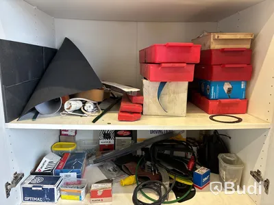 5 st skåp med innehåll