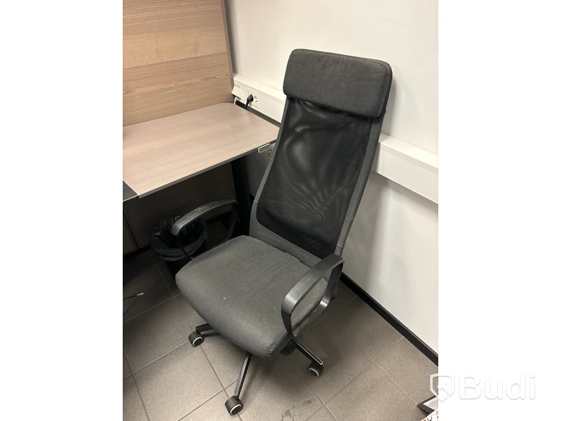 Kontorsarbetsplats med 2 st skärmar