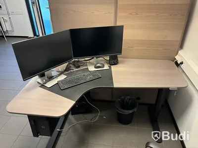Kontorsarbetsplats med 2 st skärmar
