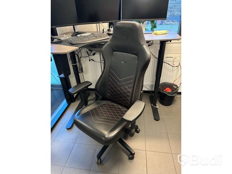 Kontorsarbetsplats med 3 st skärmar