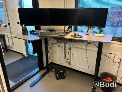 Kontorsarbetsplats med 3 st skärmar