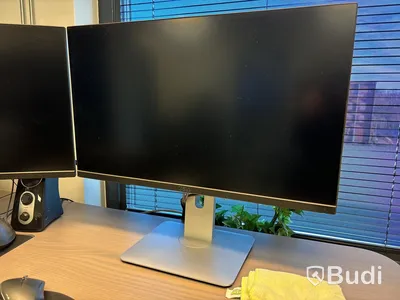 Kontorsarbetsplats med 3 st skärmar