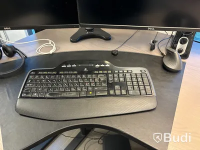 Kontorsarbetsplats med 3 st skärmar