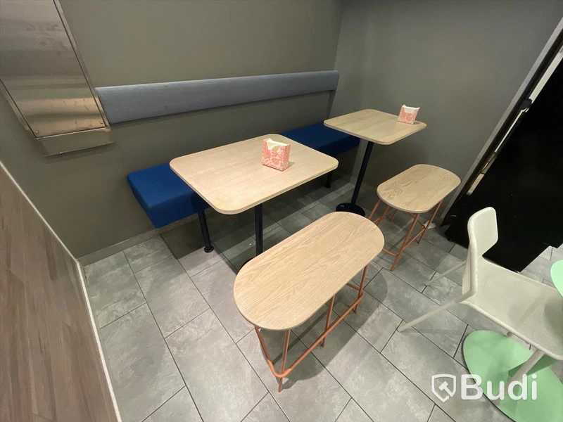 3st gröna cafebord och 3st stolar