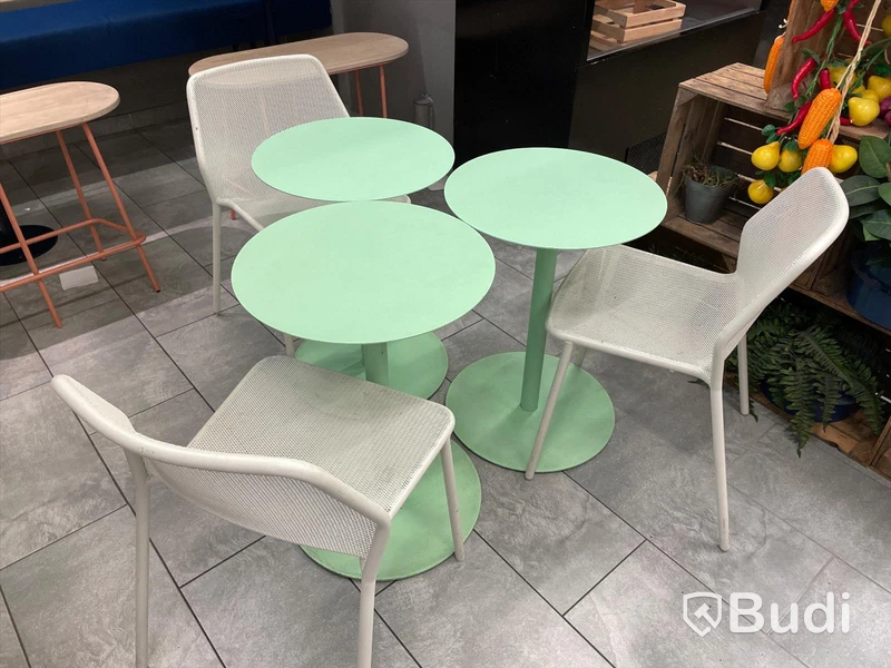 3st gröna cafebord och 3st stolar