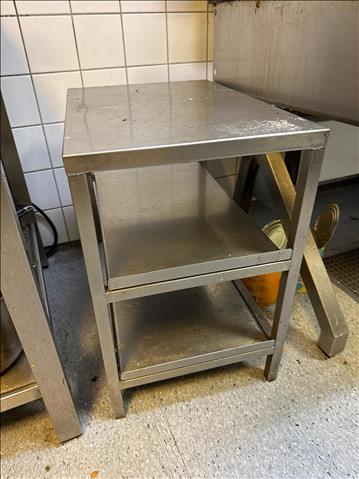 Liten rostfri bänk med hyllplan