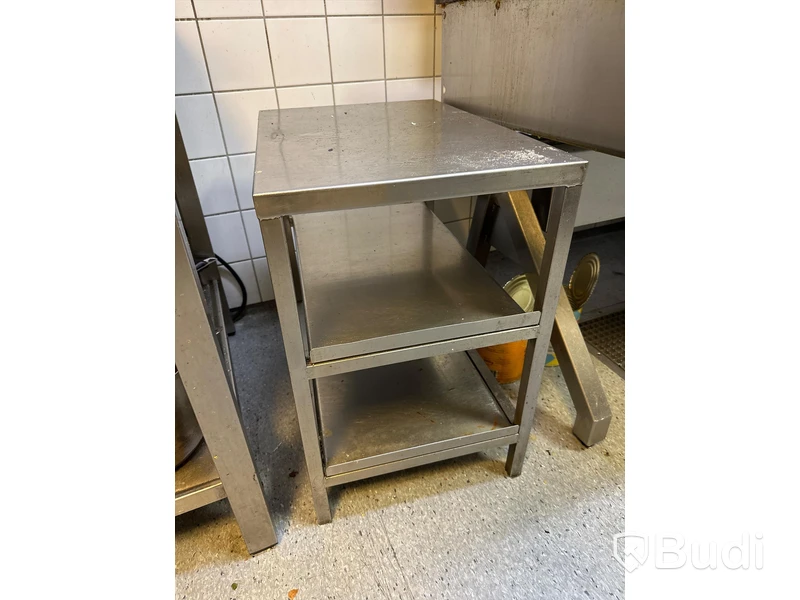 Liten rostfri bänk med hyllplan