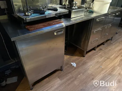 Rostfri bänk med ho och lådor