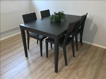 Matbord som kan förlänga med iläggsskivor och 6 st stolar från Englesson.