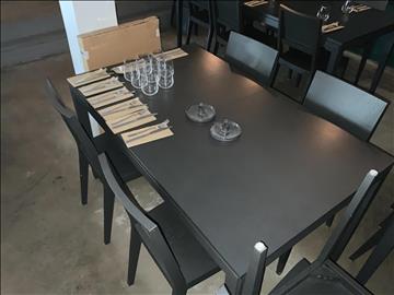 Matbord (140cm) som kan förlängas med iläggsskiva och 6 st stolar från Englesson.