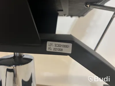 Hydraulisk behandling- och tatueringsstol. Med ett extra huvudstöd.