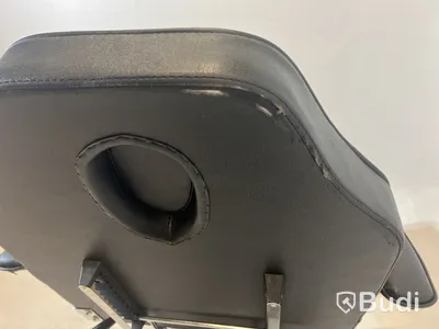 Hydraulisk behandling- och tatueringsstol. Med ett extra huvudstöd.