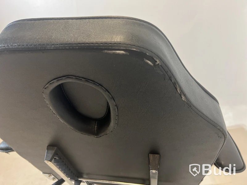 Hydraulisk behandling- och tatueringsstol. Med ett extra huvudstöd.