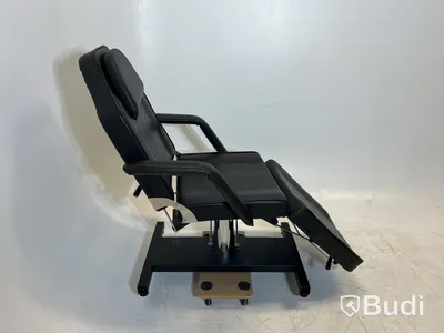 Hydraulisk behandling- och tatueringsstol. Med ett extra huvudstöd.