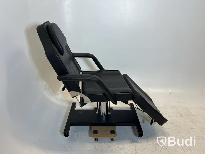 Hydraulisk behandling- och tatueringsstol. Med ett extra huvudstöd.