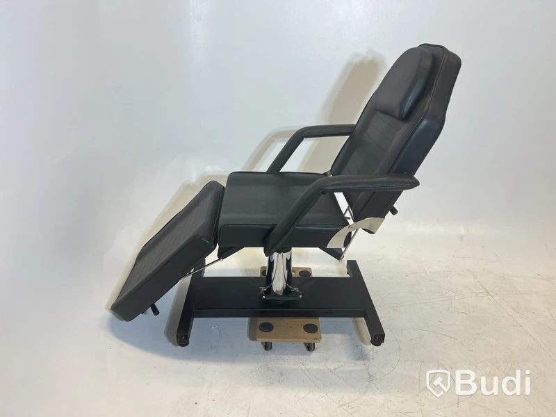 Hydraulisk behandling- och tatueringsstol. Med ett extra huvudstöd.