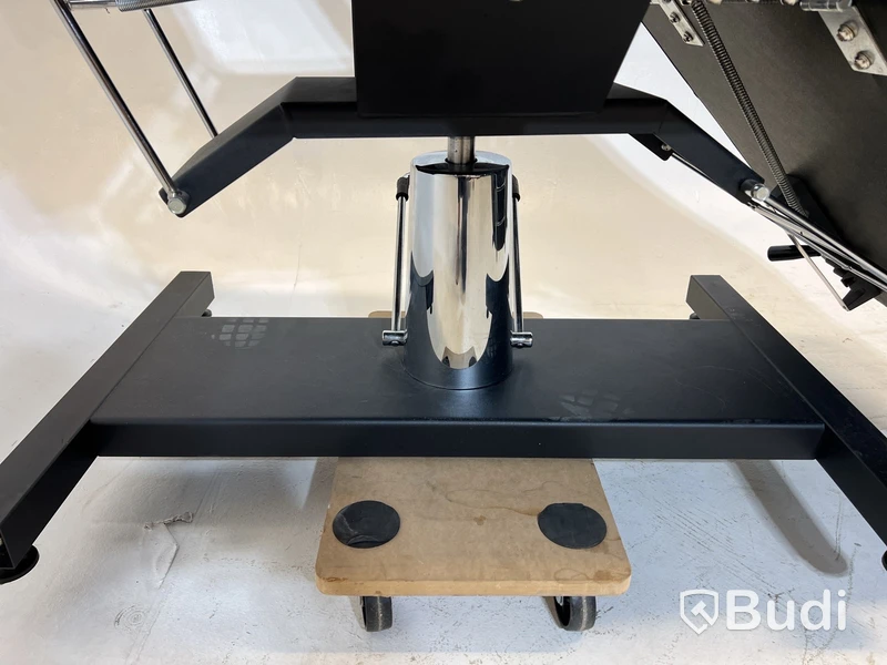 Hydraulisk behandling- och tatueringsstol. Med ett extra huvudstöd.