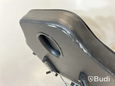 Hydraulisk behandling- och tatueringsstol. Med ett extra huvudstöd.