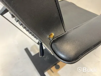 Hydraulisk behandling- och tatueringsstol. Med ett extra huvudstöd.