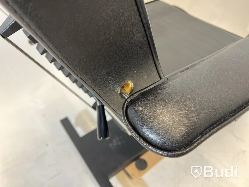 Hydraulisk behandling- och tatueringsstol. Med ett extra huvudstöd.