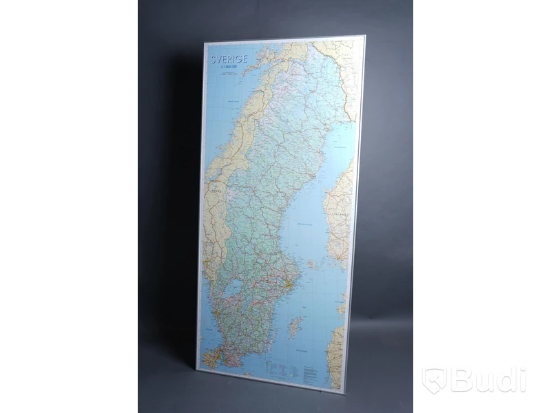 Karta Sverige - 161 x 74,5 cm, aluminiumram, Norstedts kartor AB.