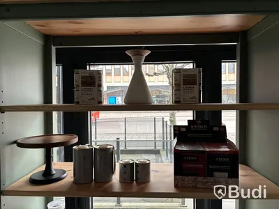 Delikatessprodukter i hyllor - ca 285 st produkter