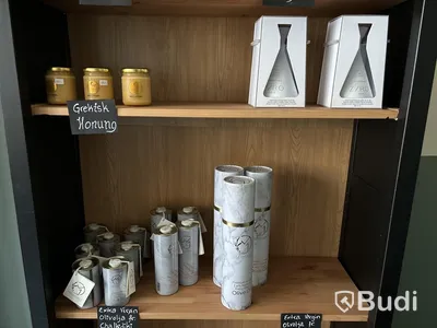 Delikatessprodukter i hyllor - ca 285 st produkter