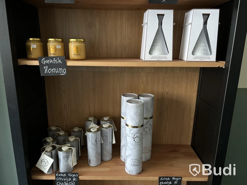 Delikatessprodukter i hyllor - ca 285 st produkter