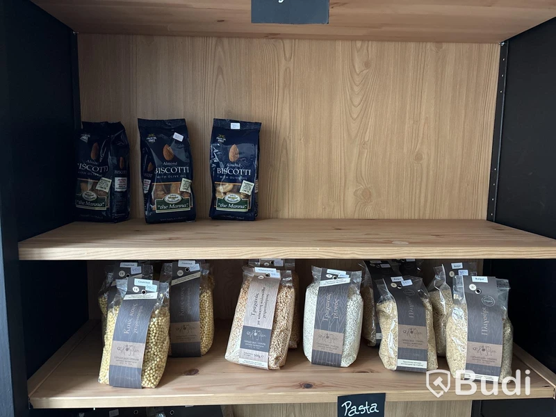 Delikatessprodukter i hyllor - ca 285 st produkter