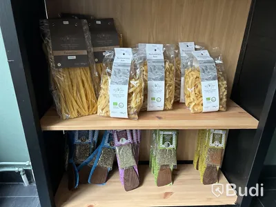 Delikatessprodukter i hyllor - ca 285 st produkter