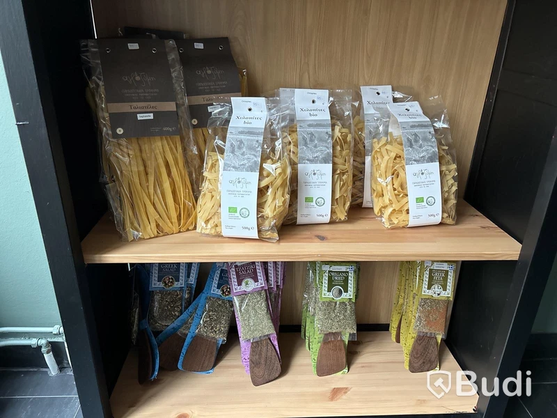 Delikatessprodukter i hyllor - ca 285 st produkter