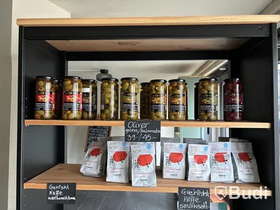 Delikatessprodukter i hyllor - ca 285 st produkter