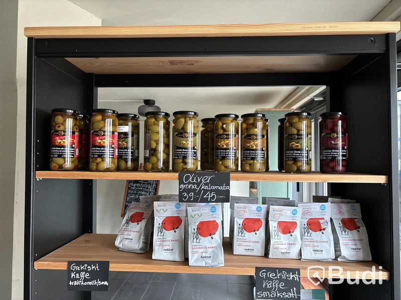 Delikatessprodukter i hyllor - ca 285 st produkter