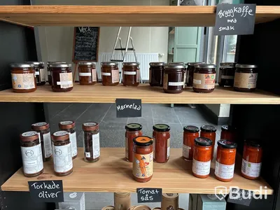 Delikatessprodukter i hyllor - ca 285 st produkter