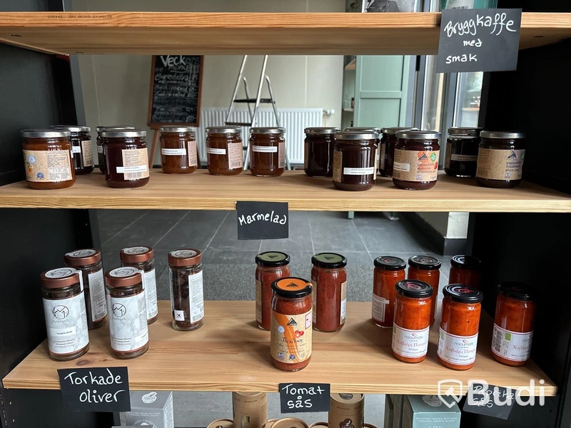 Delikatessprodukter i hyllor - ca 285 st produkter