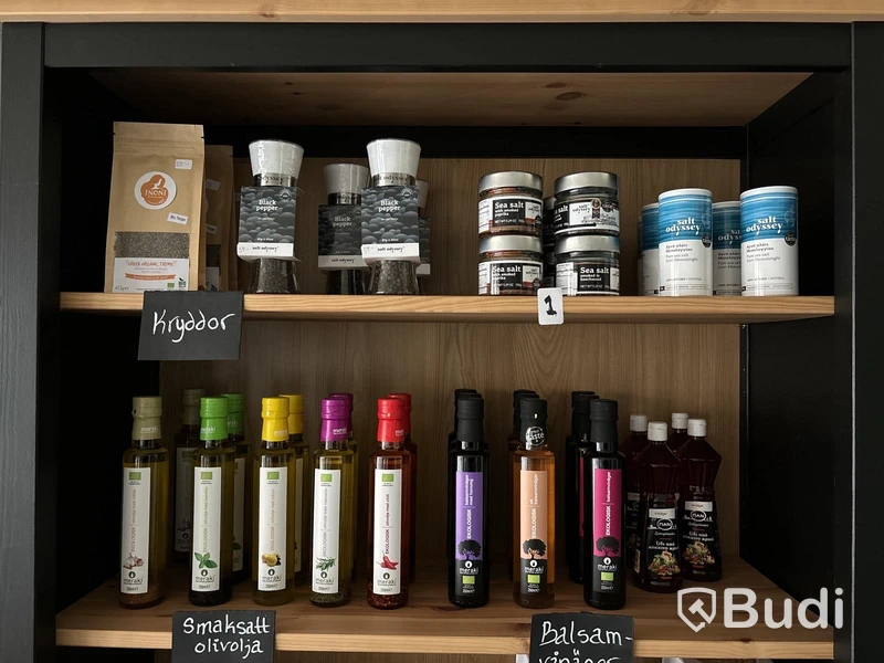 Delikatessprodukter i hyllor - ca 285 st produkter