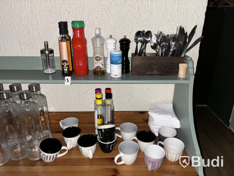 Serveringsbänk med innehåll