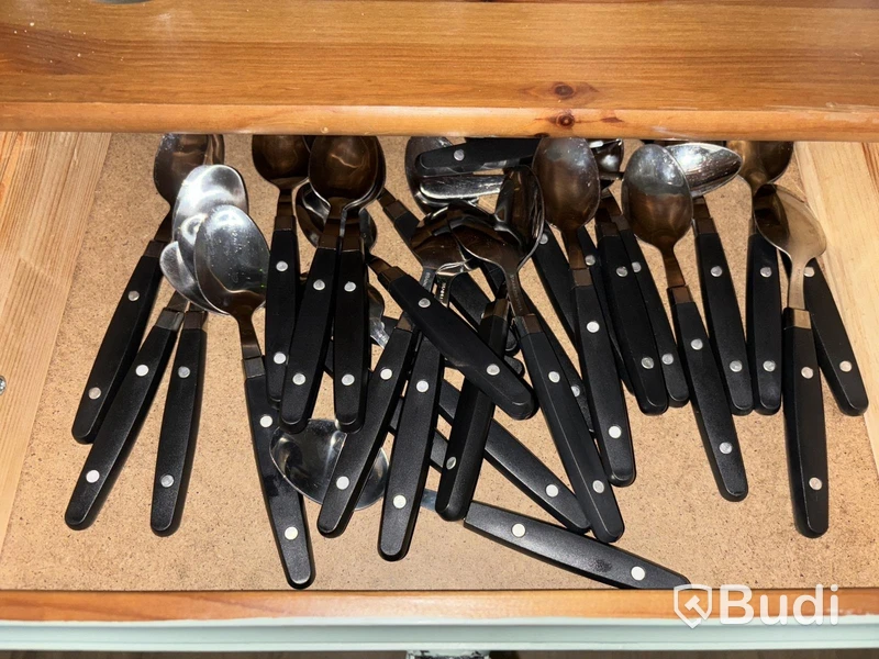 Serveringsbänk med innehåll