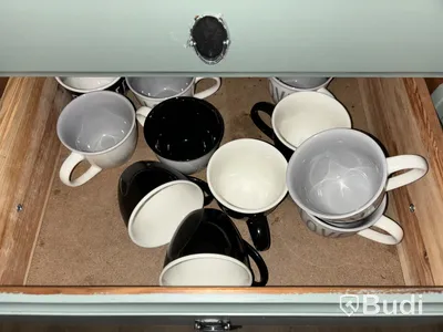 Serveringsbänk med innehåll