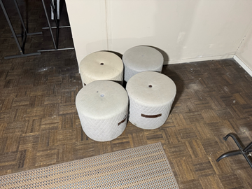 4 st. sittpuffar